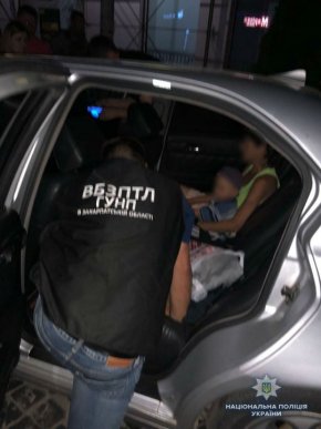 Жінка намагалася продати свою 3-річну дитину – 02
