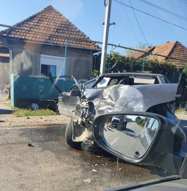 Розтрощене авто посеред дороги: на Мукачівщині сталась аварія – 02