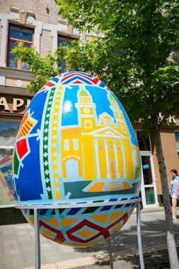 У центральній частині Ужгорода встановили великі писанки – 10