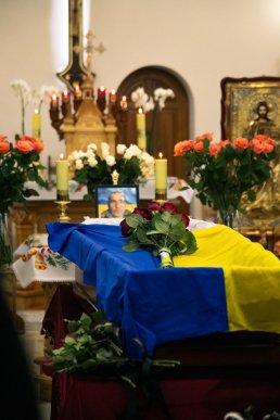 У Мукачеві навколішках прощалися з полеглим Героєм – 04