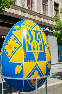 У центральній частині Ужгорода встановили великі писанки – 09