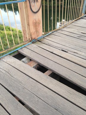 Ужгородці скаржаться на аварійний стан пішохідного мосту, який веде до Боздошського парку – 10