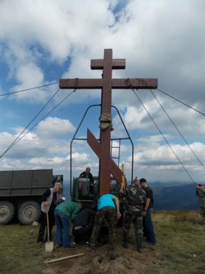 Вандали порубали і спалили 8-метровий хрест на горі Полонина Руна – 03