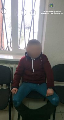 Оголював статеві органи перед перехожими: патрульні затримали дивного чоловіка – 01