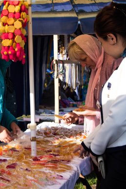 Набережна Мукачева, перед монастирем, нагадує торгову алею (ФОТО) – 10