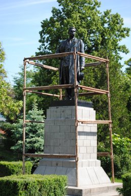 Пам’ятник Максиму Горькому на міській набережній Мукачева отримав "новий облік" (ФОТО)   – 02