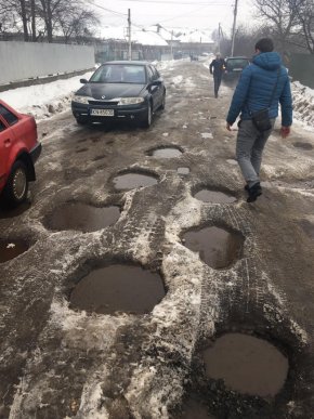 На Закарпатті після суспільного розголосу голова села пішов засипати ями на дорозі – 05