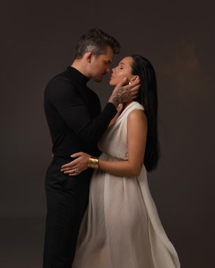 «Щось магічне»: Євген Кот та його вагітна дружина показали кадри чуттєвої фотосесії – 02