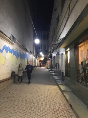 У центрі Ужгорода ретро-світильниками підсвітили пасаж Баті – 01