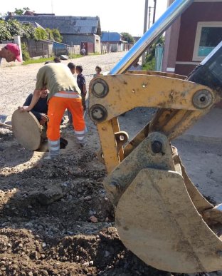 У Мукачеві в районі ромського поселення облаштують водопровідні мережі – 02