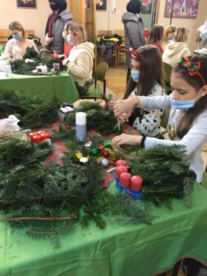 У Мукачеві діток вчили робити віночки Адвенту – 01