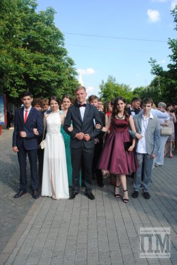 У центрі Мукачева відбувся урочистий парад випускників (ФОТО) – 02