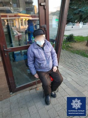 Дві дівчини затримали зловмисника, який посеред вулиці пограбував дідуся – 03