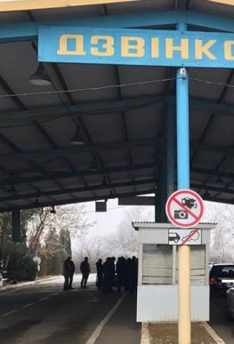 Внутрішня безпека ДФС на «гарячому» затримала працівника Закарпатської митниці – 03