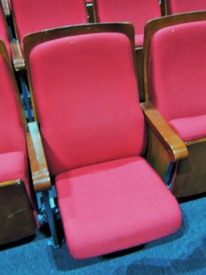 Берегівський будинок культури отримав нові глядацькі крісла, привезені з Угорщини – 02