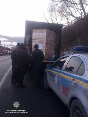 У Нижніх Воротах зупинили вантажівку з сигаретами на 7 мільйонів – 01 У Нижніх Воротах зупинили вантажівку з сигаретами на 7 мільйонів – 01