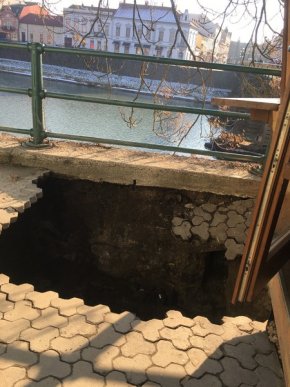 В Ужгороді стався величезний обвал на пішохідній зоні: в міськраді прокоментували інцидент – 09