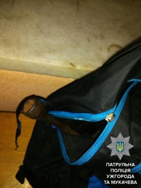 У свій вихідний день мукачівський патрульний затримав чоловіка, який підозрюється у крадіжці палива з автобуса – 04 У свій вихідний день мукачівський патрульний затримав чоловіка, який підозрюється у крадіжці палива з автобуса – 04