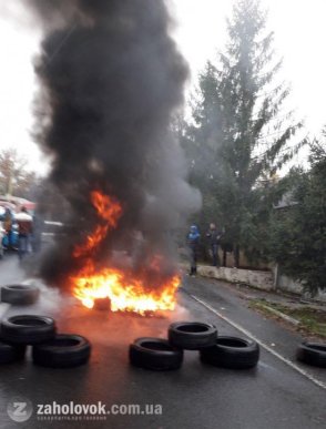 Акції протесту: біля КПП "Ужгород" палають шини – 01