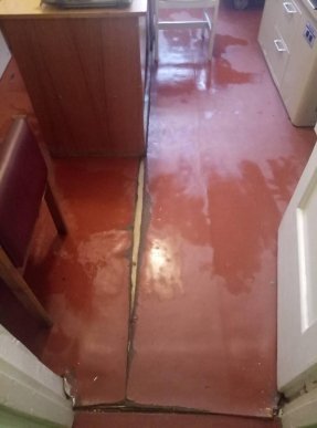 Мережу шокував стан кабінетів дитячої поліклініки в Ужгороді – 02