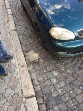 Конфлікт у центрі Мукачева: у відповідь на зауваження "муніципалів" порушники жбурнули камінь в автомобіль – 02