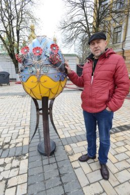 Мукачівці розмістили свої велетенські писанки на Софійській площі у Києві – 02