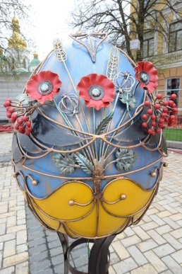 Мукачівці розмістили свої велетенські писанки на Софійській площі у Києві – 03