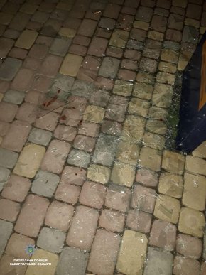 Сліди крові та скло: патрульні розповіли, що вночі накоїли в Ужгороді – 01