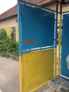 В селі Ракошино вказівник та автобусні зупинки перефарбували у кольори національного прапору України (ФОТО) – 05