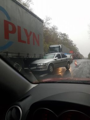На об’їзній дорозі в Ужгороді сталася ДТП. Легковик опинився під причепом вантажівки – 01