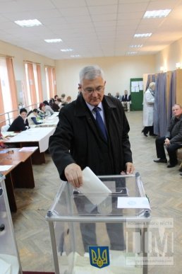 Мер Мукачева віддав свій голос за "лідера" та "партію, яка принесе зміни" (ФОТО) – 04