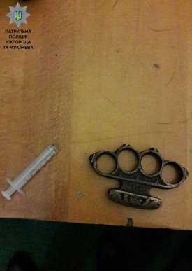 У Мукачеві патрульні затримали чоловіка, у якого виявили кастет – 01