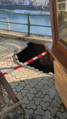 В Ужгороді стався величезний обвал на пішохідній зоні: в міськраді прокоментували інцидент – 08