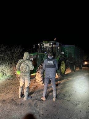 Тракторист-контрабандист ледь не наїхав на прикордонників – 02 Тракторист-контрабандист ледь не наїхав на прикордонників – 02
