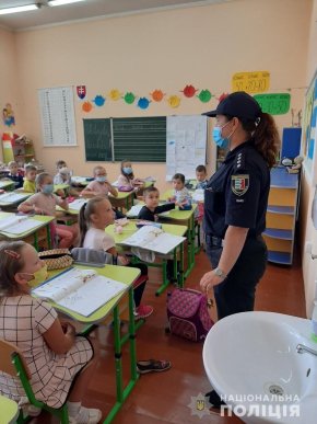 Поліцейські рейди: правоохоронці перевіряють школи – 01 Поліцейські рейди: правоохоронці перевіряють школи – 01