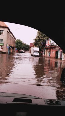 Страшна злива: вулицями міста текла вода – 01