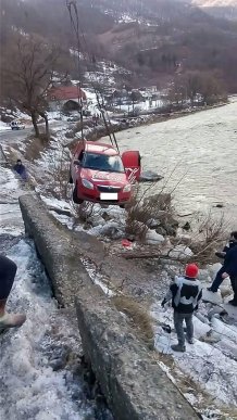 На Рахівщині за 20 хвилин стались дві ДТП: автівки впали з урвища над Тисою – 04
