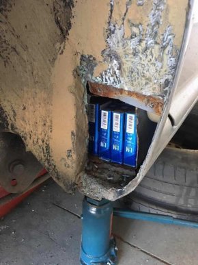 Чоловік намагався перевезти сигарети у тайнику – 01