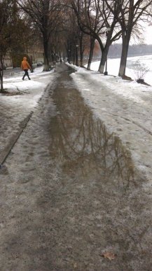 Тротуари Ужгорода залиті водою, людям пересуватись дуже важко – 10