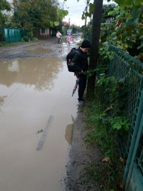 "До школи в обхід калюж": ужгородець сфотографував квест свого сина, як той йде на навчання – 04