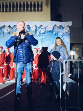 В центрі Мукачева дітлахи отримали солодкі подарунки – 15