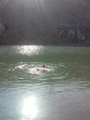 Відчайдухи купаються у карстових проваллях Солотвина – 02