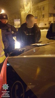 У Мукачеві та Ужгороді патрульні затримали молодиків з наркотиками – 01