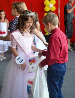 У Тячеві визначили найгарнішу дівчину міста – 08