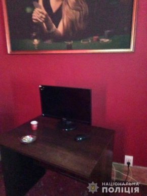 Поліцейські розповіли про заклад, який виявили у Тячеві – 02