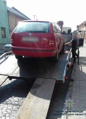 У Мукачеві евакуювали авто, припарковане з порушенням ПДР – 02