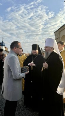 У Хусті за участі митрополита Епіфанія відбулося освячення храму – 02 У Хусті за участі митрополита Епіфанія відбулося освячення храму – 02