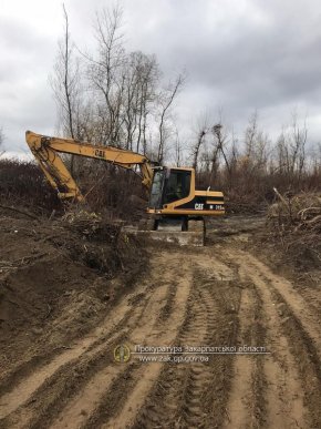 Закарпатські посадовці разом із підприємцями незаконно заробляли чималі гроші – 04