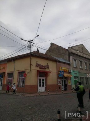 У центральній частині Мукачева чоловік виліз на дах будівлі і кидав на дорогу черепицю – 04