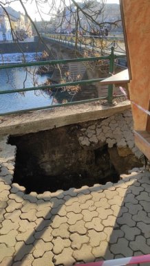 В Ужгороді стався величезний обвал на пішохідній зоні: в міськраді прокоментували інцидент – 07